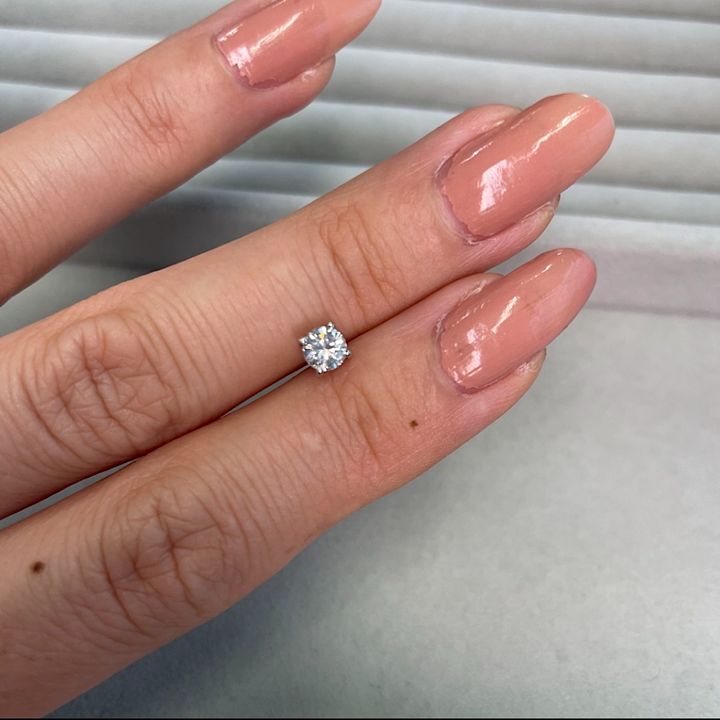 ダイヤモンドピアス 一粒 0.308ct 鑑定付 可愛らしかっ