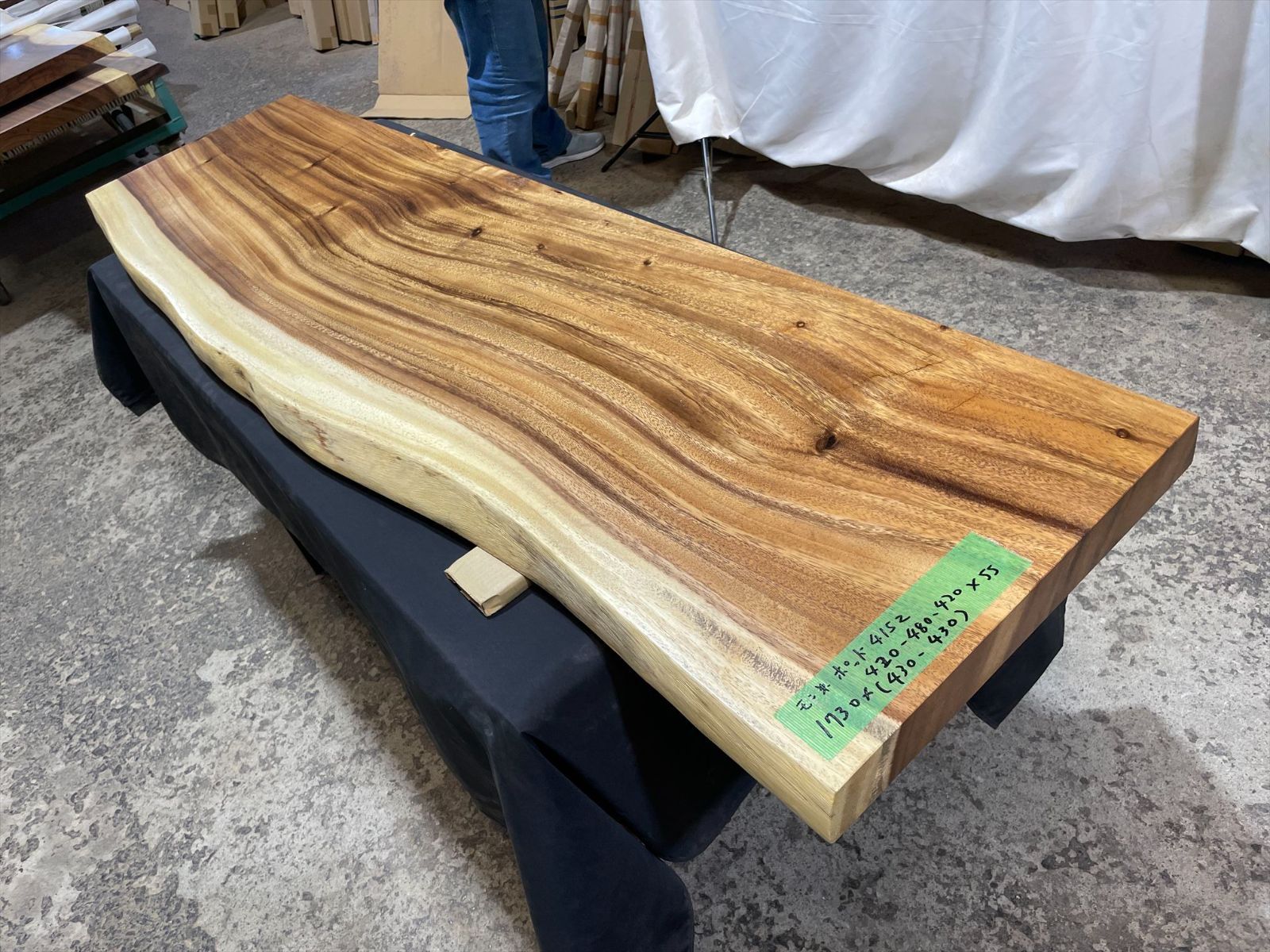 モンキーポッド4152 一枚板無垢 乾燥材 1730ｘ420-480-420ｘ55mm カウンター センターテーブル ダイニングテーブル