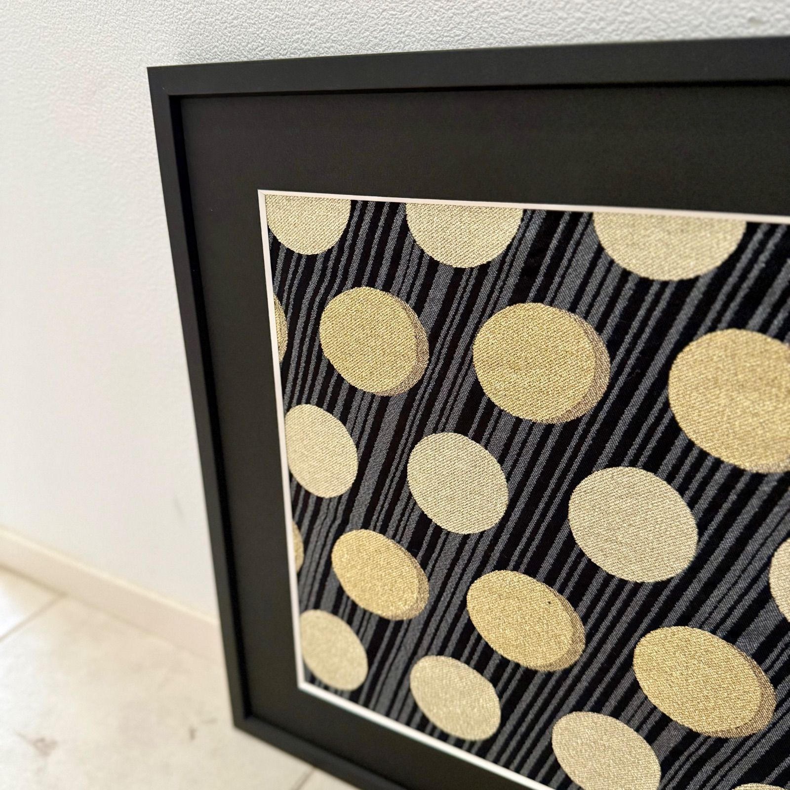 京都帯屋さん フレーム入りシルク織物アート 金ドット 黒