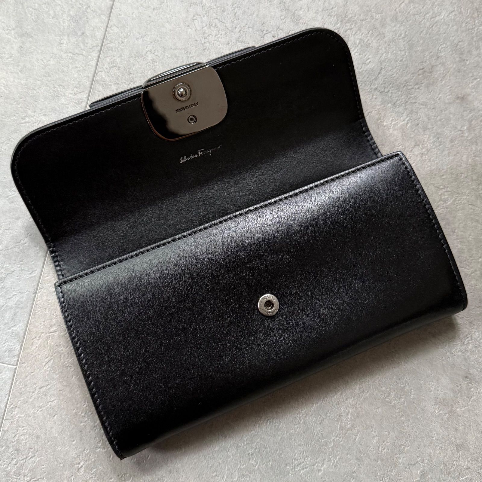 SalvatoreFerragamo サルヴァトーレフェラガモ ヴァラリボン 二つ折り 