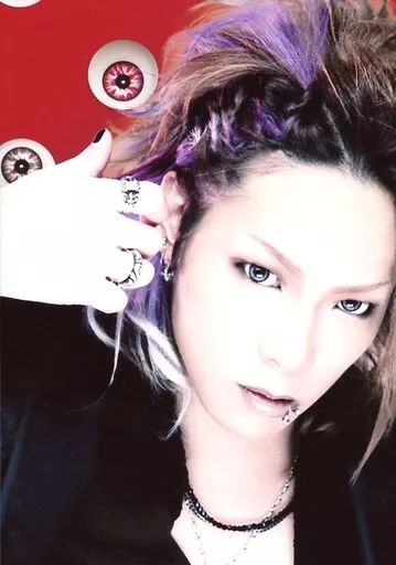 中古】生写真(男性) R指定/楓/バストアップ・衣装黒・右手耳元・背景赤 