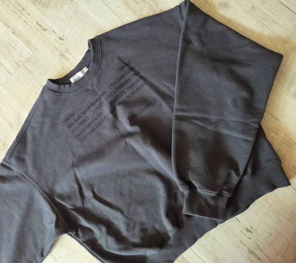 ミセキSEOUL Quote sweat shirts チャコール カラー NICORILABO_COM