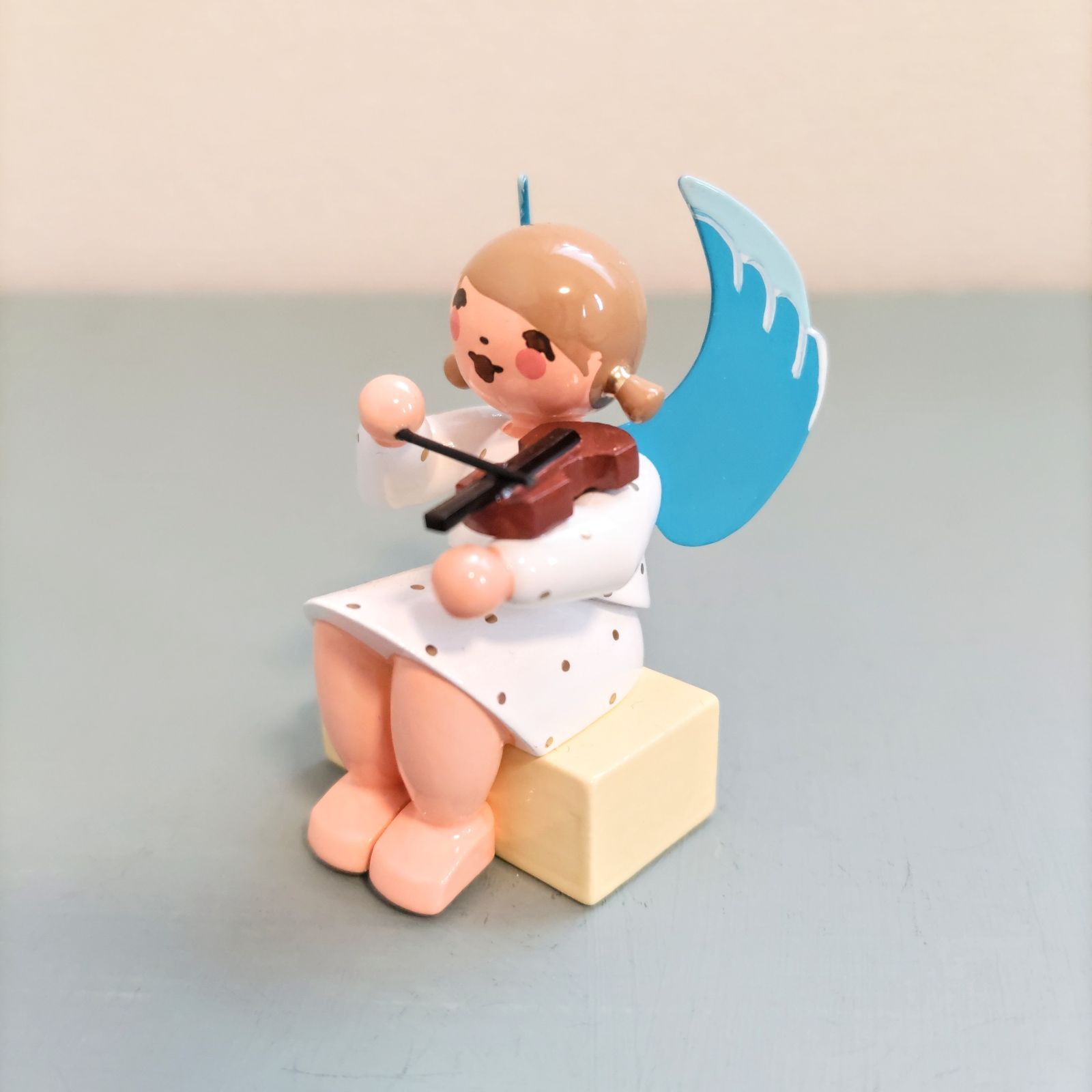 ギフトに座る天使 ヴァイオリン ドイツ木工芸品 ドイツ雑貨 ミニチュア 木製人形 エンジェル 楽器 メルカリShops