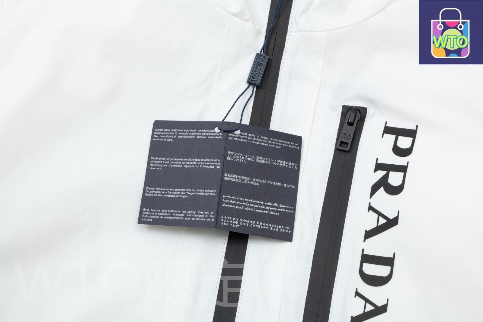 本日限定特価】PRADA メンズ フーディー トライアングルロゴ