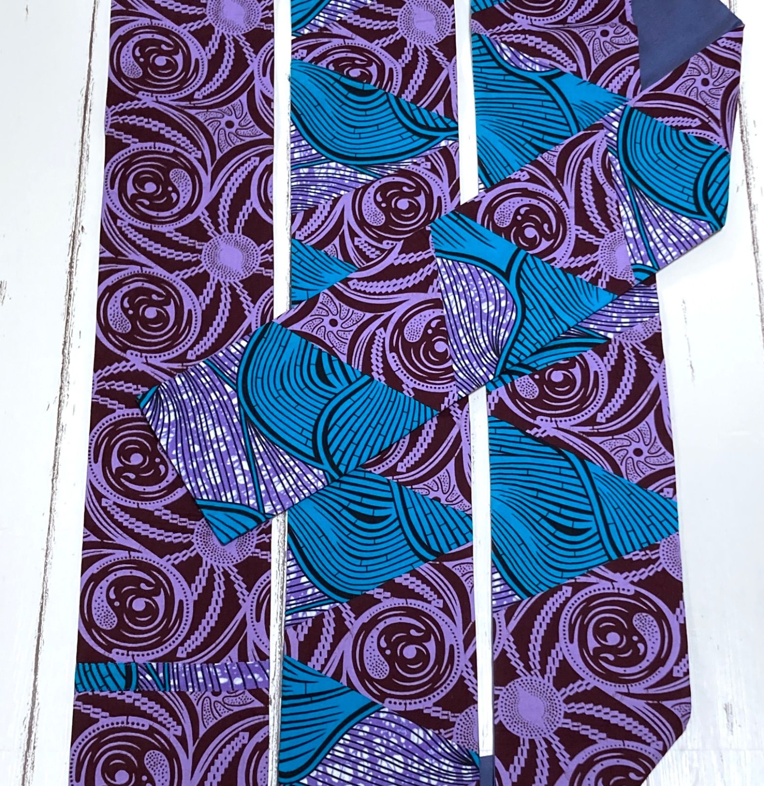 ︎ ︎半幅帯 アフリカンバティック ２種パッチワーク×青-紫 リバーシブル半幅帯 おすすめ 三角 個性的 水色 １点もの ルツボ る壺＋＋＋