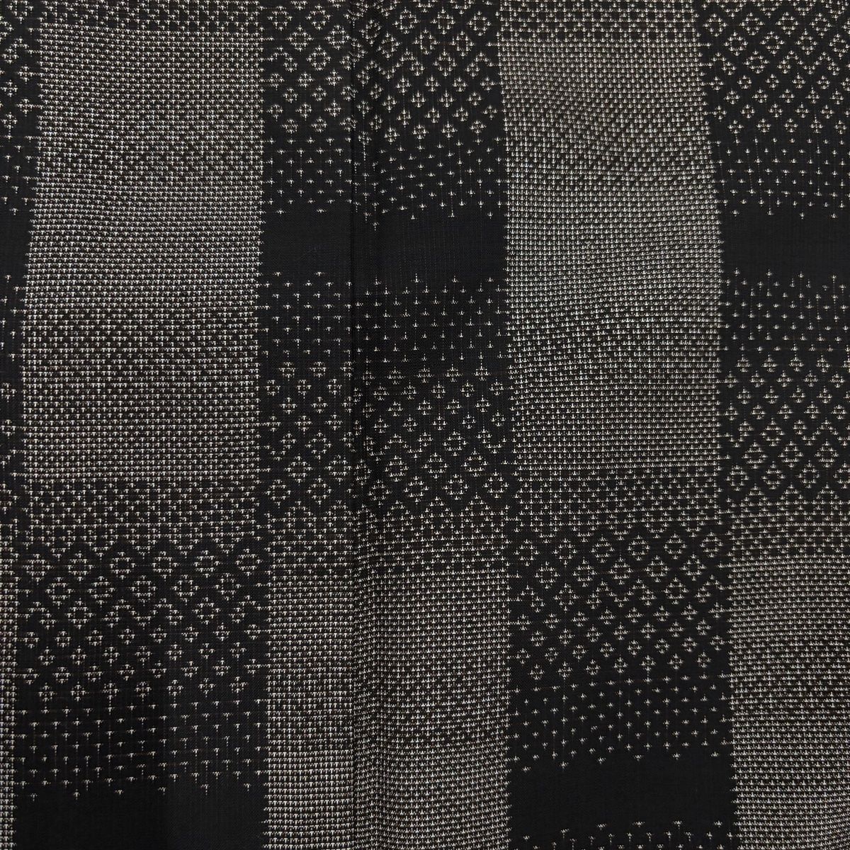 感動的な 大島紬 身丈158cm 裄丈63.5cm S 袷 証紙 縞 幾何学模様 焦茶色 正絹 名品 配送商品は通常配送無料。