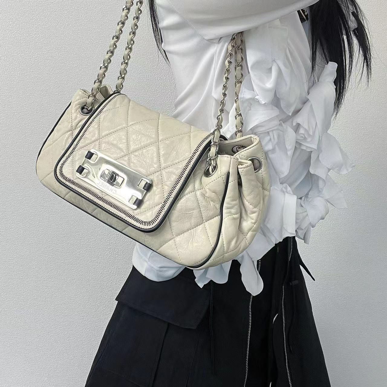 CHANEL　シャネル　マトラッセ　2.55　チェーンショルダーバッグ　レザー　ホワイト　シルバー金具　レディース　１１番台  【中古商品】Shoulder bag HIBUOCHI VINTAGE