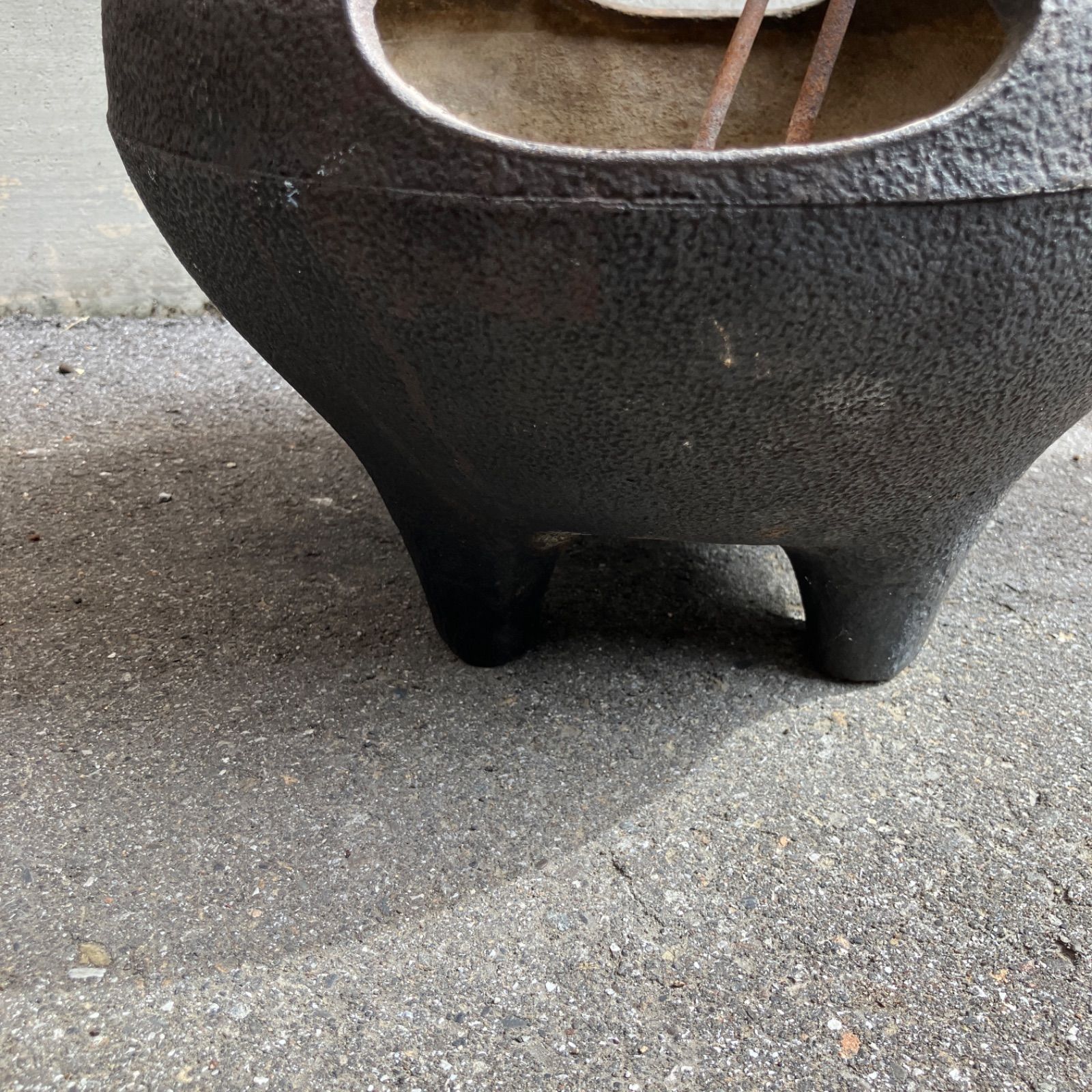 三つ脚　朝鮮風炉 真形釜 /鉄釜/茶道具/鉄火鉢/茶釜/骨董/古道具 朝鮮風炉 三つ脚 真形釜 /鉄釜/茶道具/鉄火鉢/茶釜/骨董 高さ約