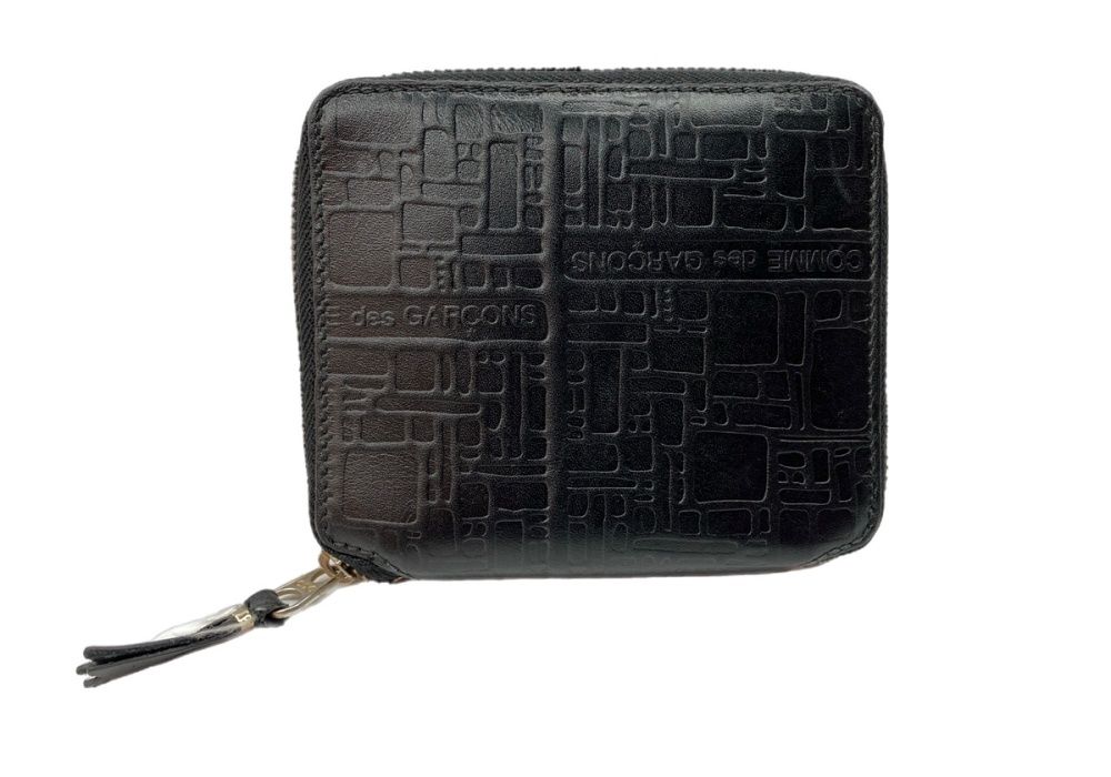 コムデギャルソン COMME des GARCONS Embossed Logo Zip Wallet エンボス ロゴ ジップ ウォレット 二つ折り カード コイン ケース 財布 黒 財布 ケース メンズ財布 ロゴ ブラック 104W-19