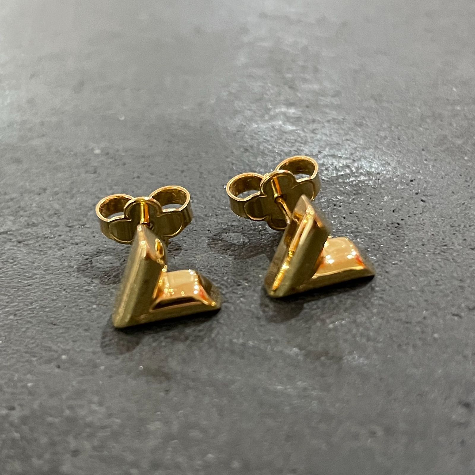 LOUIS VUITTON エセンシャル V ゴールド ピアス M68153 ルイヴィトン