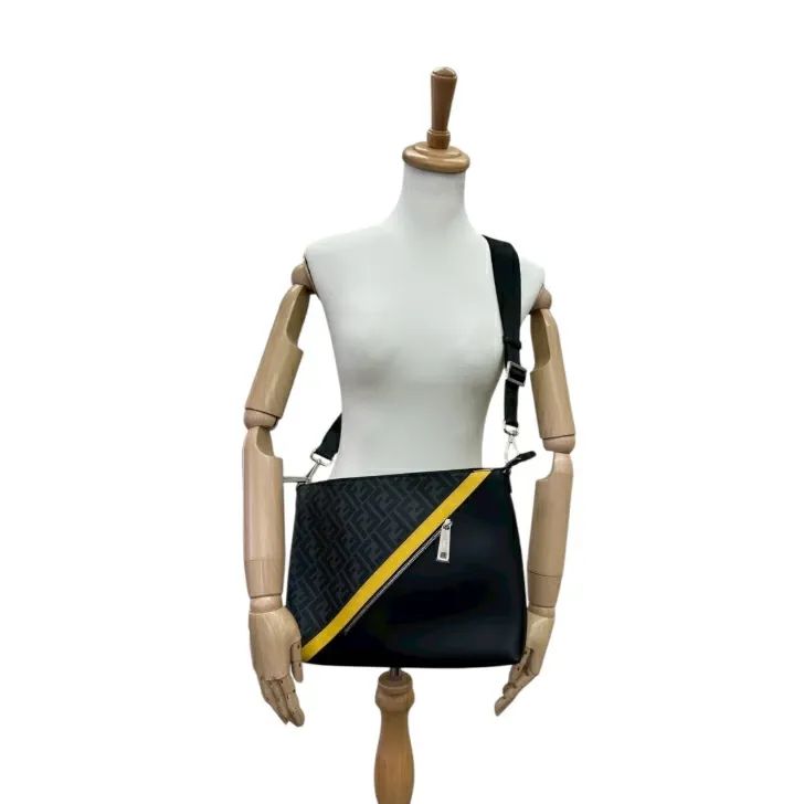 未使用品】FENDI フェンディ ダイアゴナル メッセンジャーバッグ