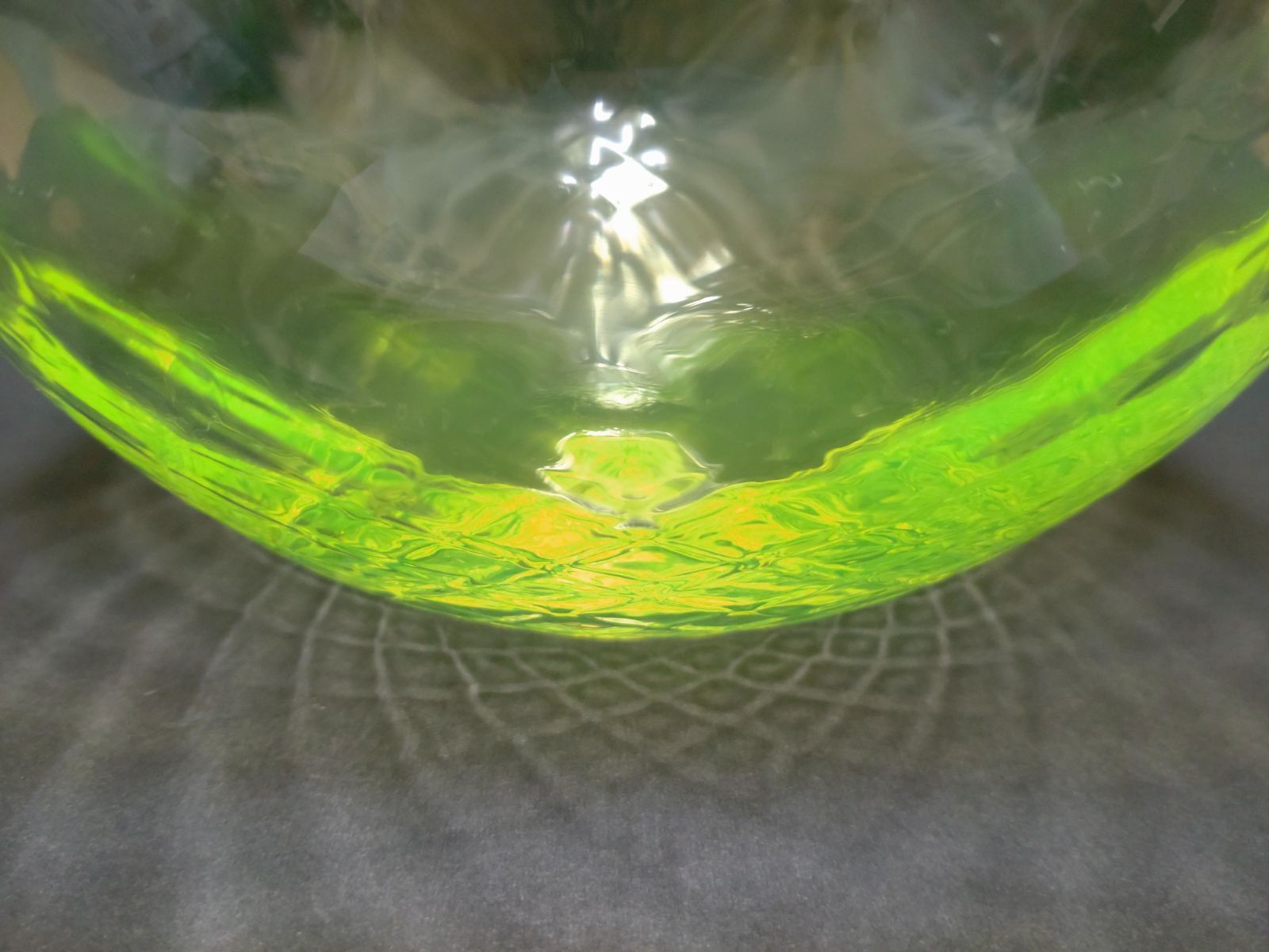 ウランガラスの花瓶 黄色 by チェコボヘミアガラス チェコ ボヘミア