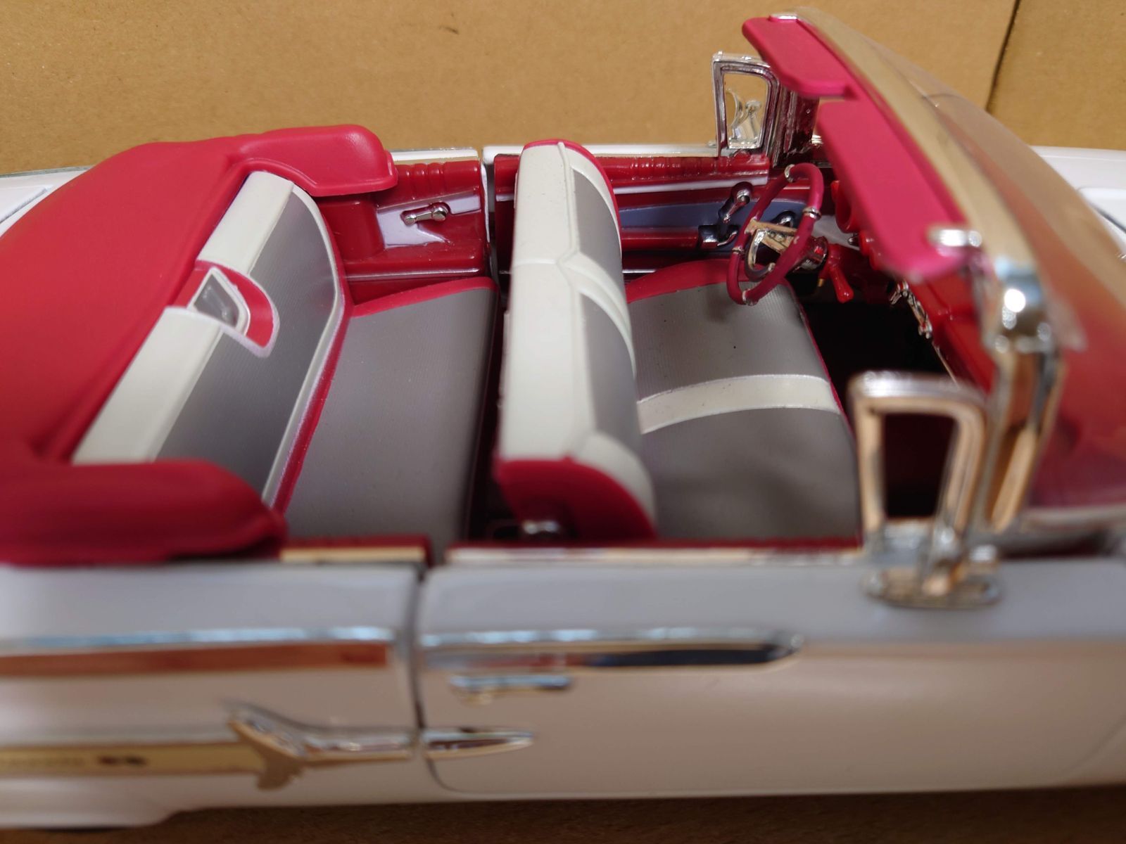 1/18 シェビーインパラ 1960 ホワイト Chevy Impala Convertible