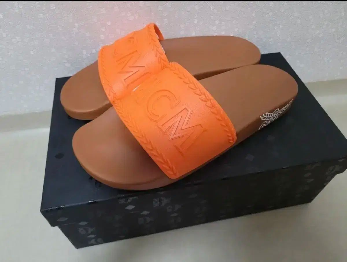 MCM ヴィセトススライド　41 41 IT / M Visetos Slide Sandals Cognac | MCM ®US