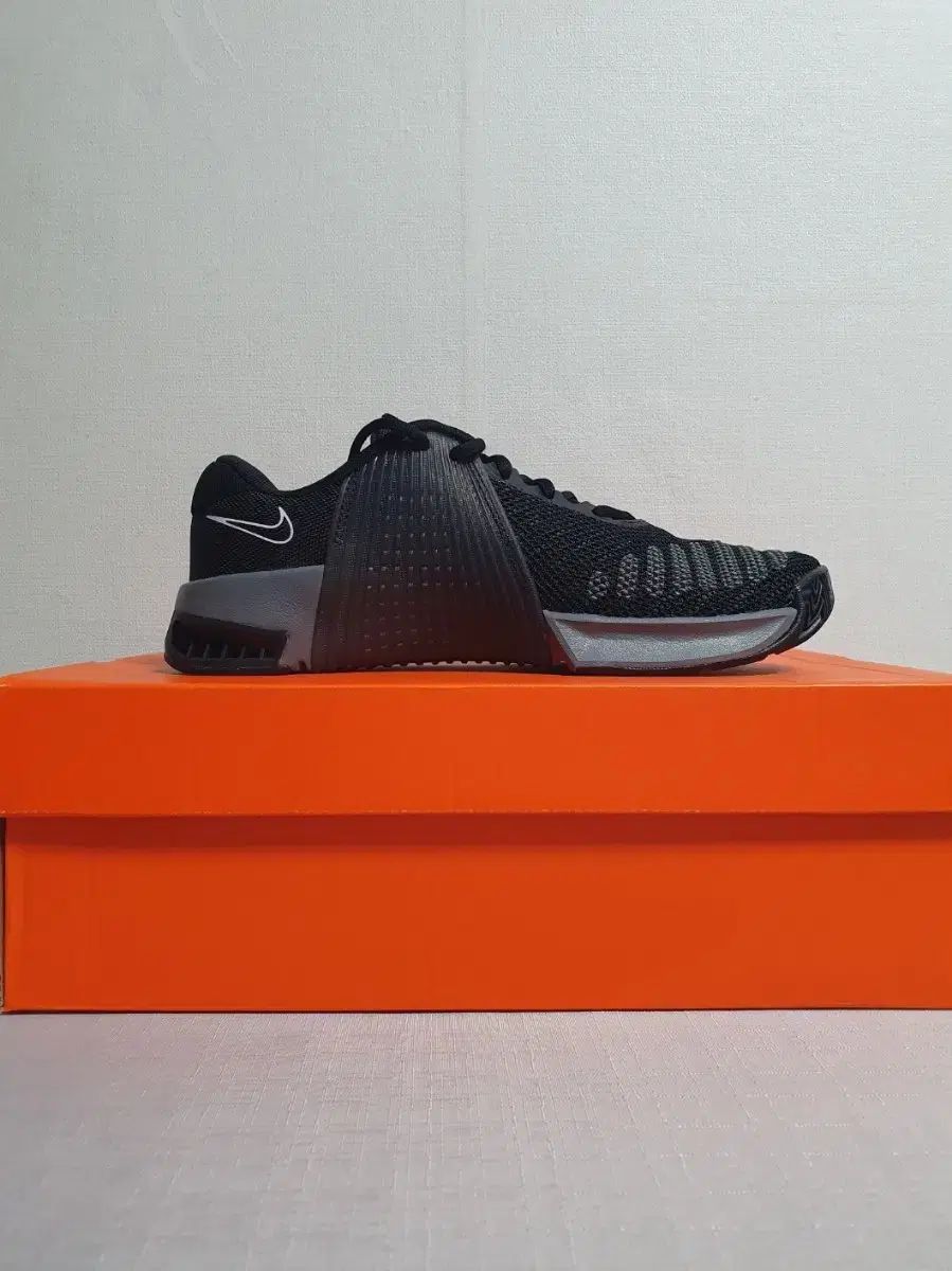 スモークグレー