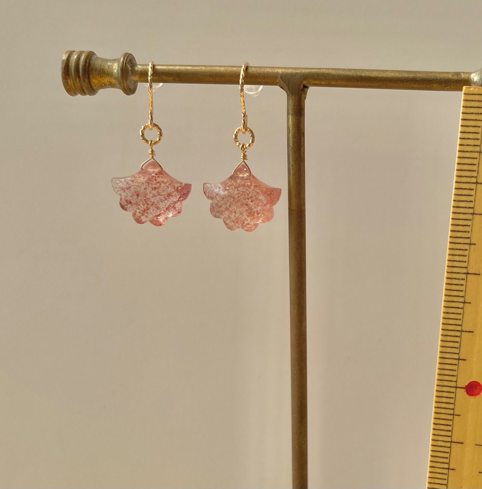 天然石 14kgf ストロベリークォーツ フリルカービング ピアス アレル  