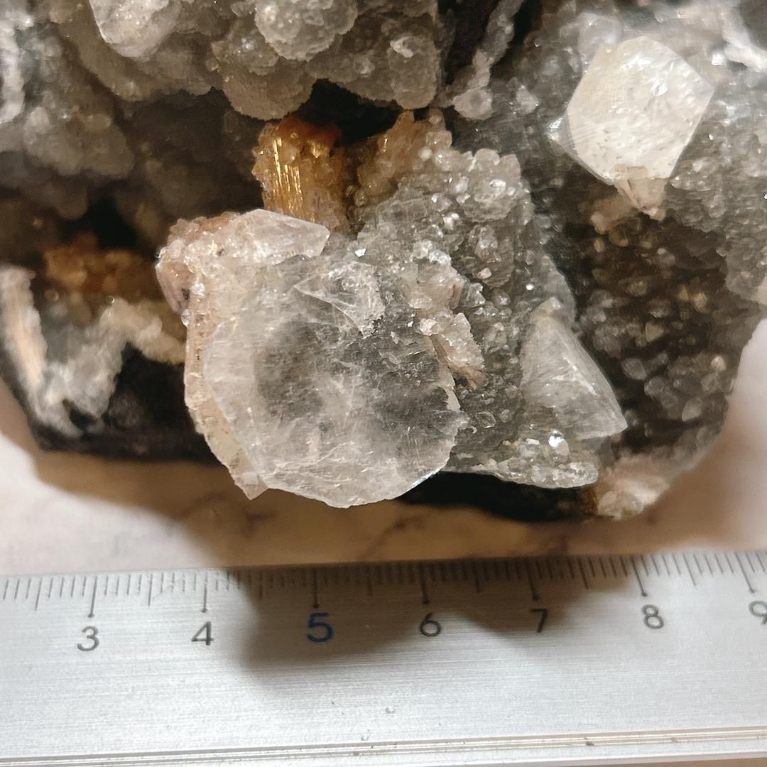 玄武岩上のカルセドニー