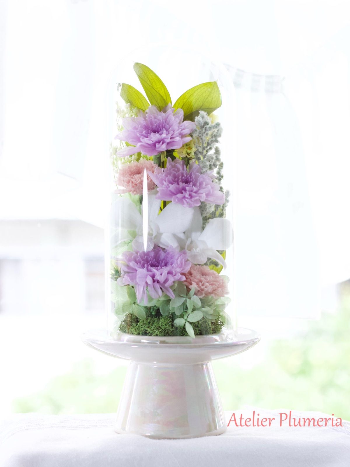 プラシード お供えのお花 パステルカラーの柔らかい色合いが心を和ませるガラスドームタイプの仏花 プリザーブドフラワー ラン 感 Atelier Plumeria