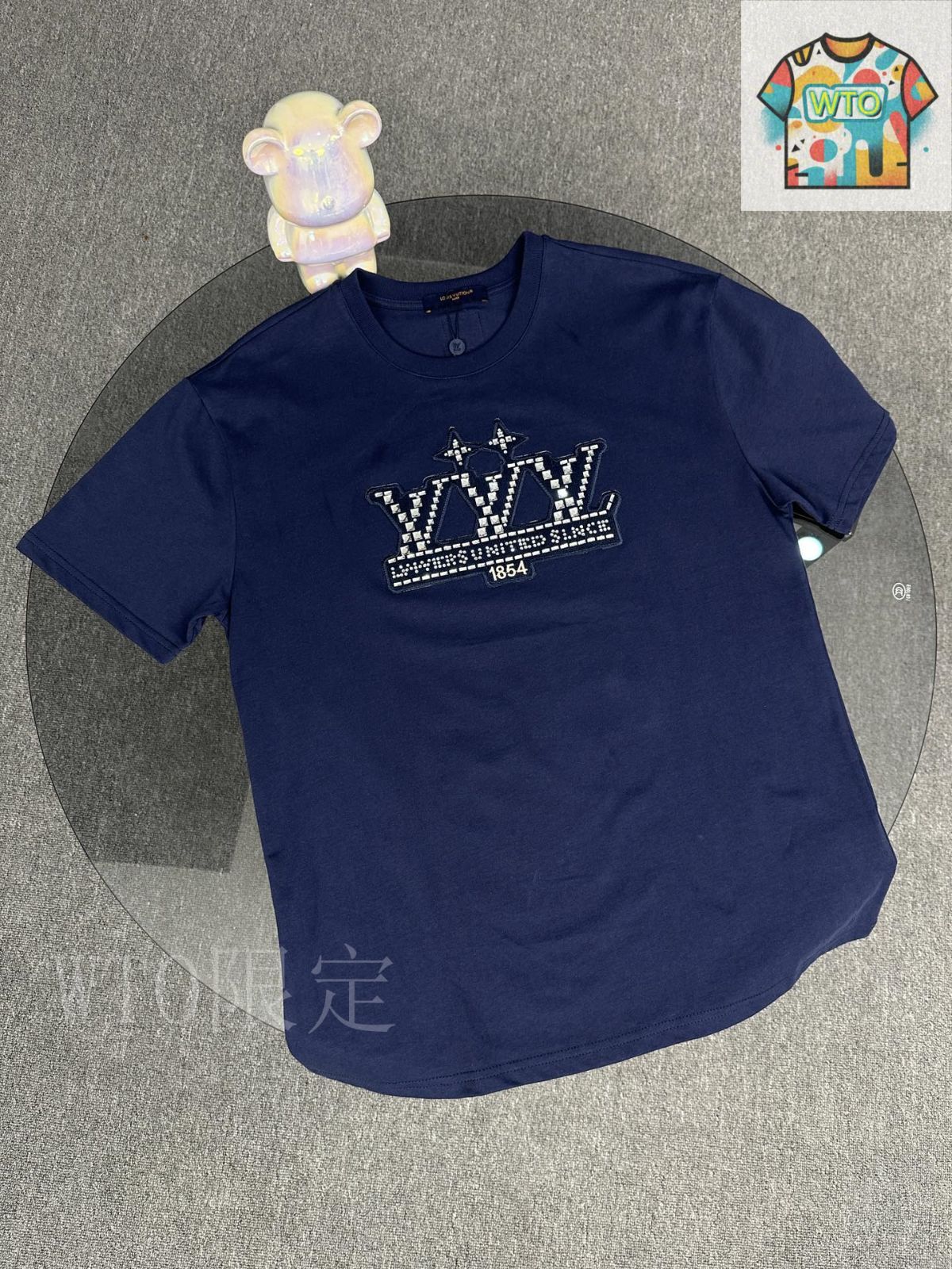今日特価】Louis Vuitton 25SS 1854 ストーンレター T シャツ-1