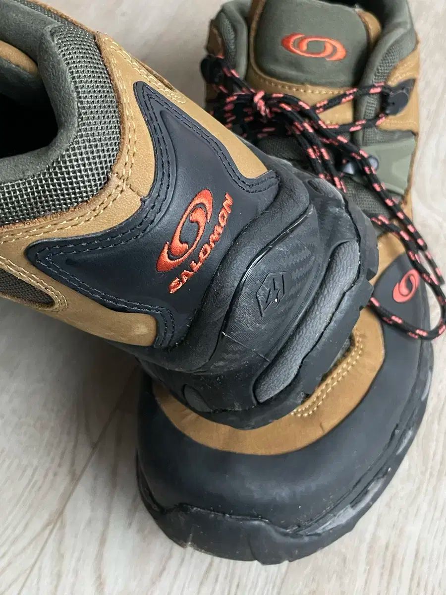 SALOMON サロモン