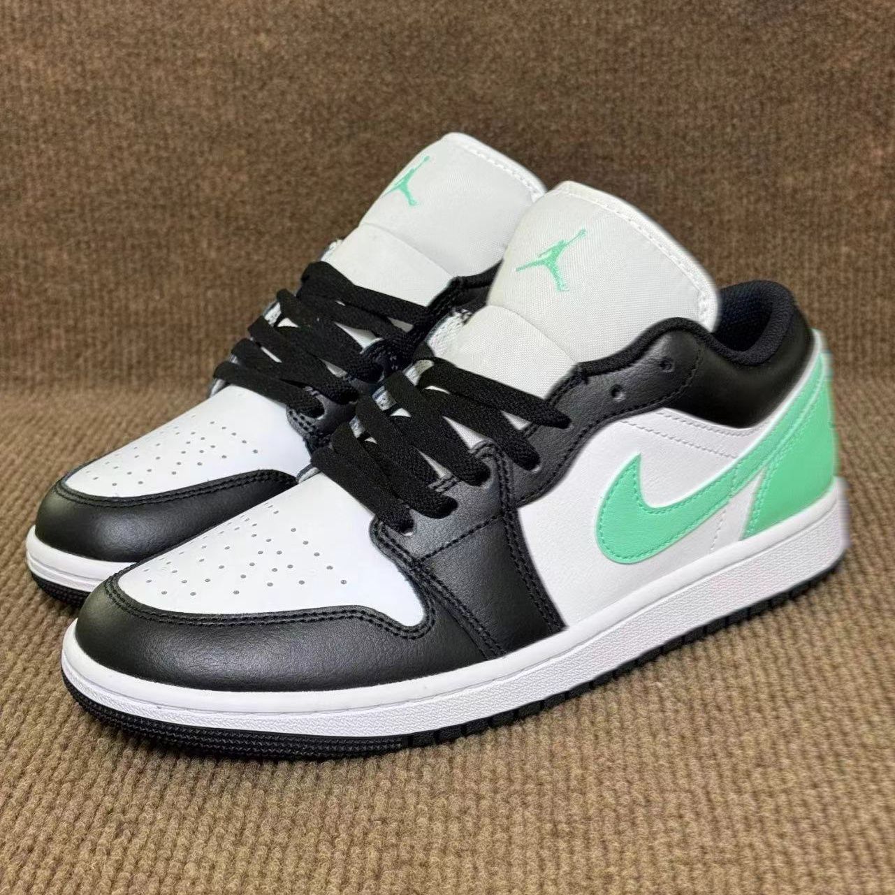 NIKE AIR JORDAN 1 LOW ナイキ エア ジョーダン 1 ロー ホワイト/ブラック-グリーングロー WHITE/BLACK-GREEN  GLOW - メルカリ