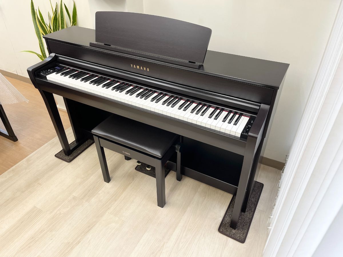 【美品】YAMAHA 電子ピアノ 木製鍵盤 CLP-575R 【無料配送可能】 電子ピアノ YAMAHA CLP-575PE 2014年製 中古 木製鍵盤 椅子付き