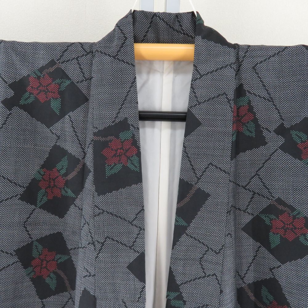 紬 着物 大島紬 黒色x灰色x赤色 四角に花模様 袷 バチ衿 正絹 仕立て