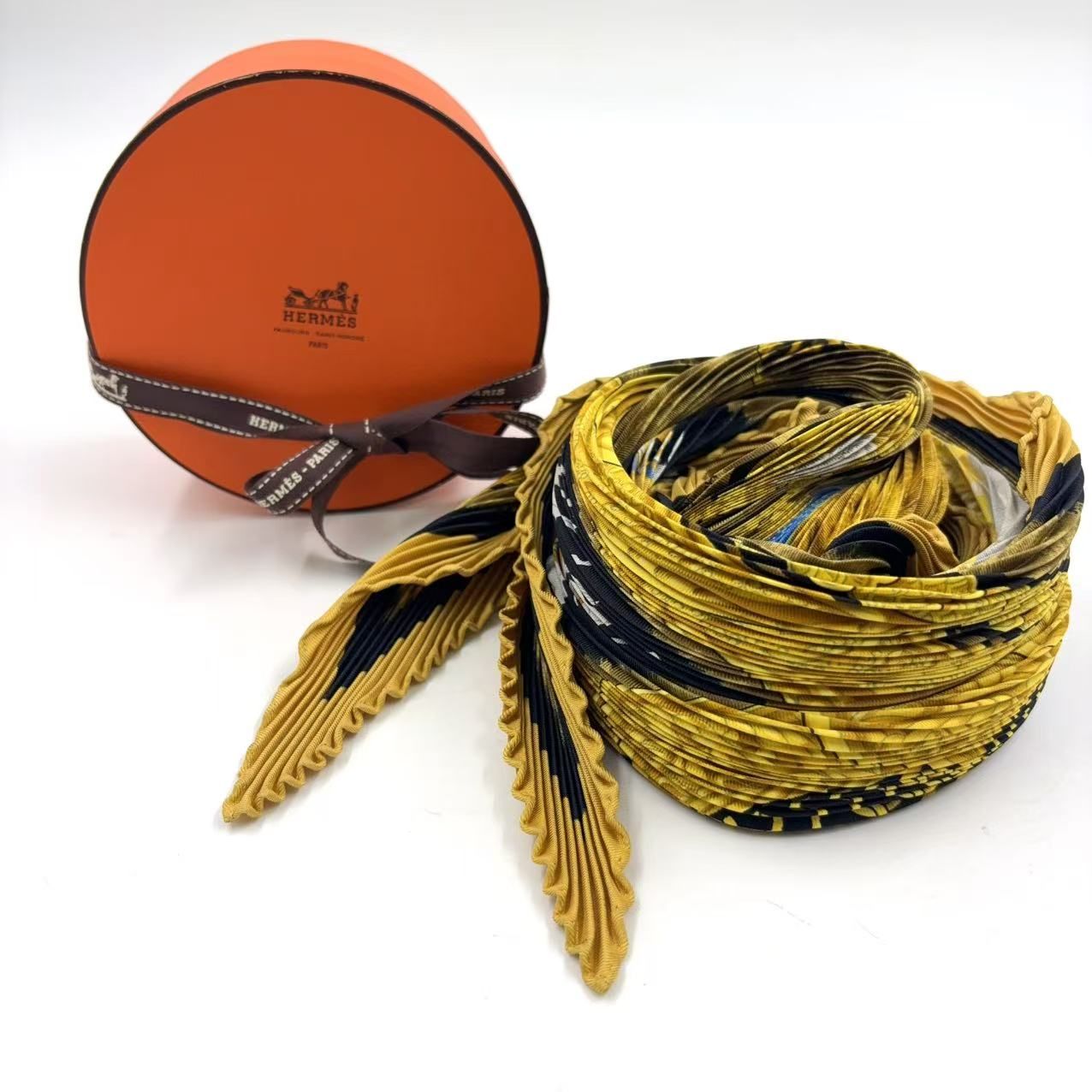 エルメス　HERMES カレ プリーツスカーフ イエロー HERMES エルメス プリーツスカーフ LES VOITURES A