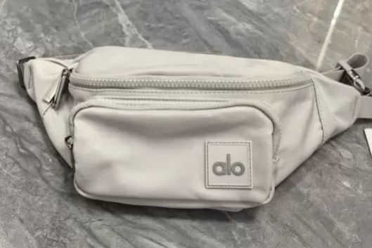Alo Yoga アロー ヨガ ウエストバッグ Alo Yoga アローヨガ ウエストバッグ ボディバッグ｜Yahoo
