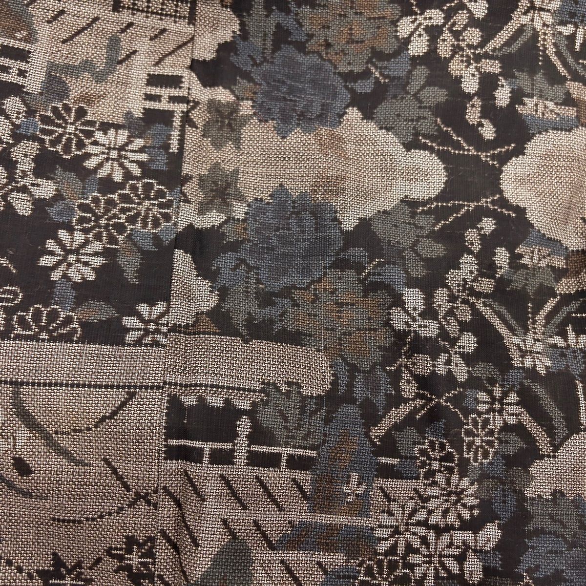 本場大島紬　泥大島　裄67 未使用品　証紙付き　美品　焦茶　花模様【Ｏ6】 本場大島紬 泥大島 裄67 未使用品 証紙付き 美品 焦茶 花模様【O6