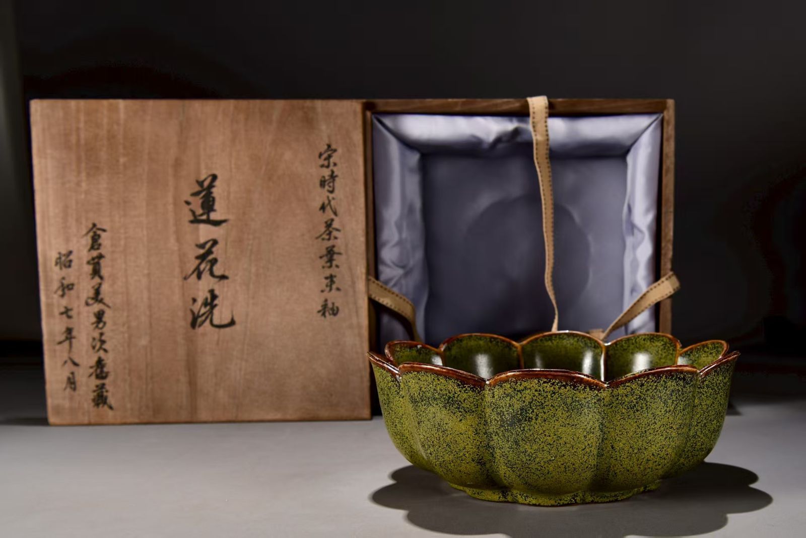 中国古美術・旧蔵の琮式瓶、御題が嵌め込まれた陶磁器・11x19cm・置物・文房具 中国古美術・旧蔵の琮式瓶、御題が嵌め込まれた陶磁器・11x19cm