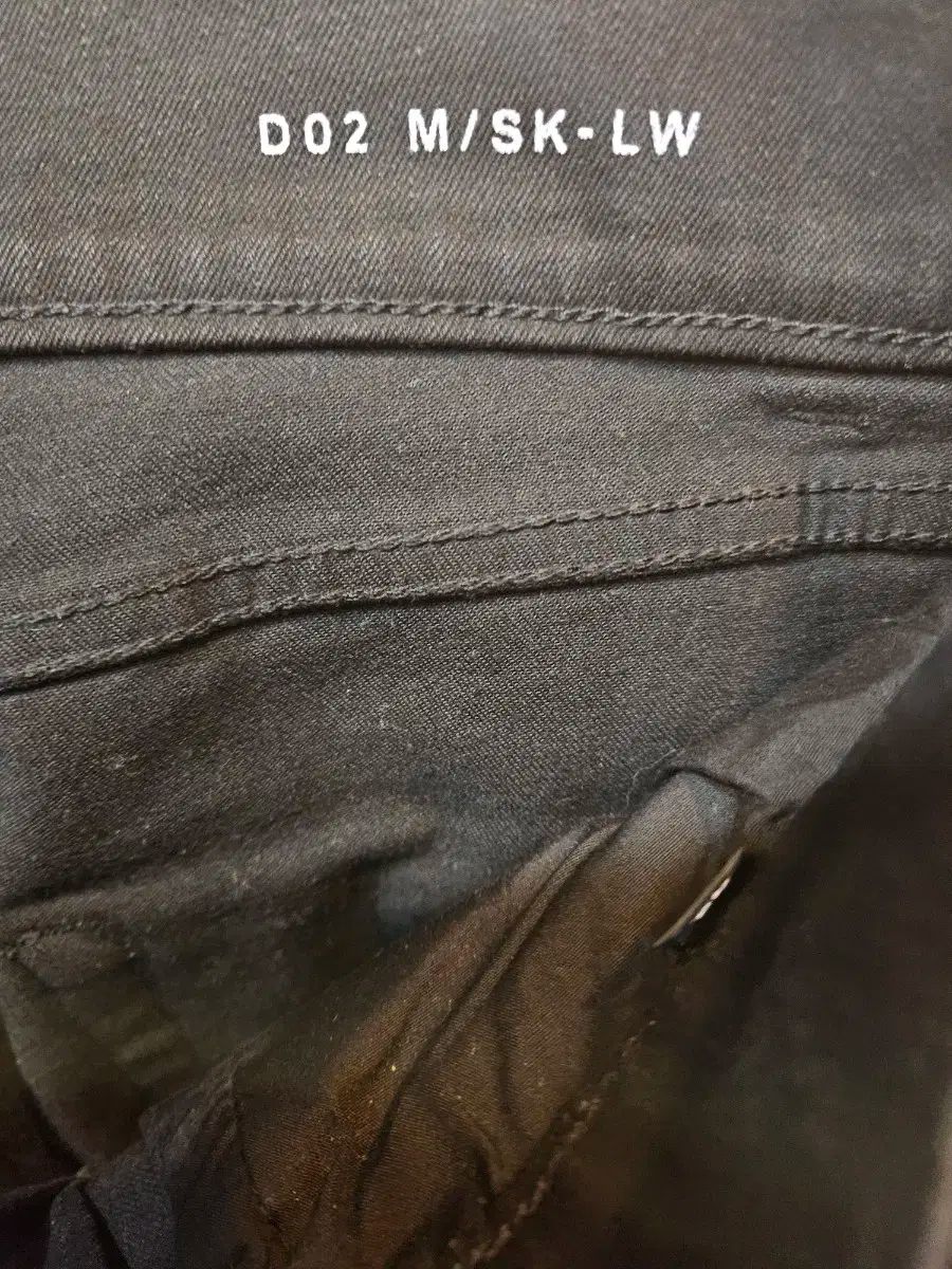 青よりも黒！「サンローラン」のブラックデニムが、いつものコーデに