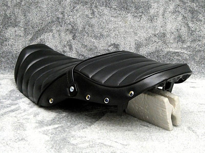 バリオスⅠ型 鋲打ち 黒皮 タックロールシート ブラック リベット スタッズ ボタン レザー 段シート あんこ抜き 完成品 ZR250A ダブルシート へっぽこ社長 BRIGHTFACE_UK