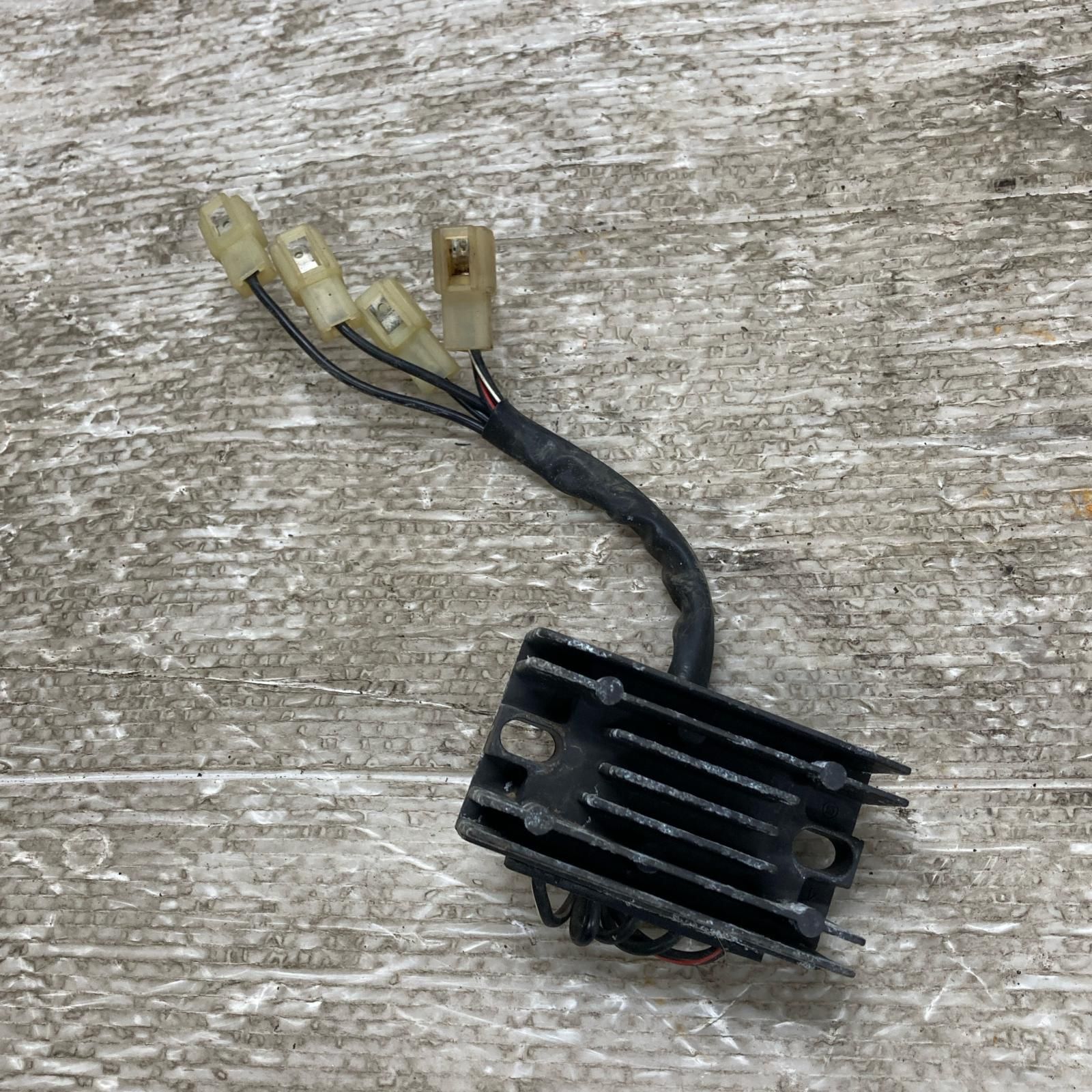 SUZUKI バンディット250 GJ74A レギュレター スズキ