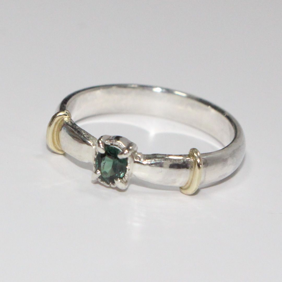 テリ✴︎濃グリーンのカラーチェンジガーネットK10小ワッカ太めシルバーリング12号 テリ✴︎濃グリーンのカラーチェンジガーネットK10小ワッカ太め