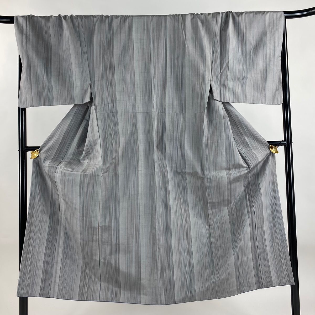 男着物 身丈147cm 裄丈72cm M 袷 紬地 やまと 縦縞 灰色 正絹 秀品