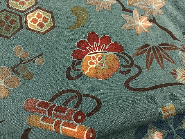 平和屋着物○本場大島紬 紬地 型染め 飛鶴宝尽くし文 正絹 逸品  