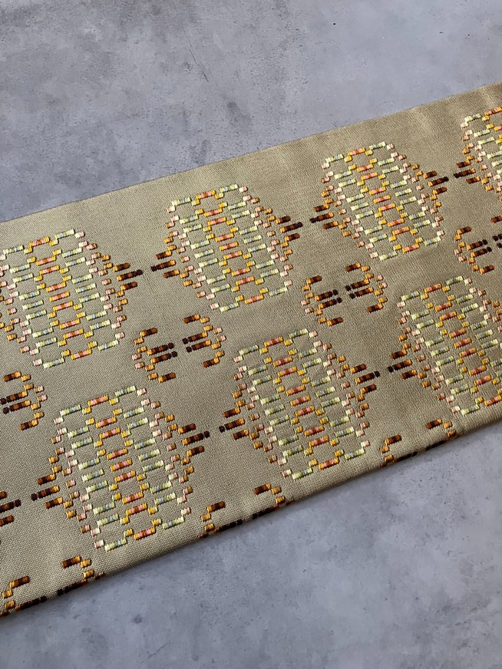 名古屋帯 美展作家 松本隆男 丸に鯉 花模様 縮緬 青褐色 O-5520