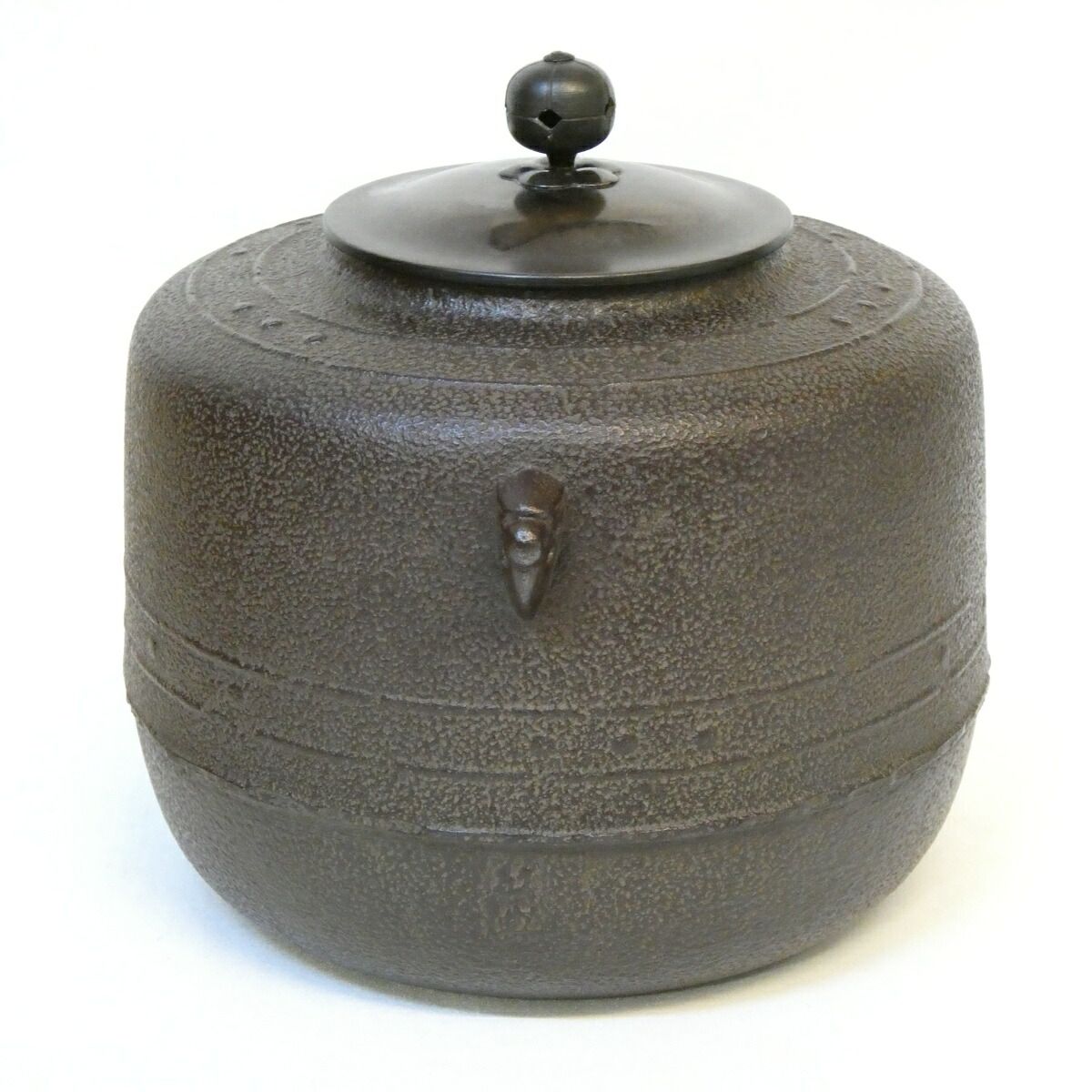 茶道具　人間国宝　釜師　高橋敬典作　利休好　萬代屋釜　共箱　M　R4648B Amazon.co.jp: 人間国宝 釜師 「高橋敬典 作」 裏鏨釜 (裏甲釜