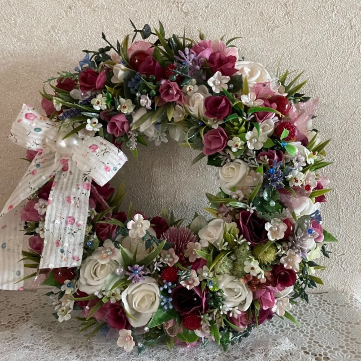 「希少な薔薇を生かしたリース♡」アシンメトリーのデザインです ↟𖥧𖤘虹色リース𖥧𖥣𖠿 ⁡ 昨年に お問い合わせを たくさん