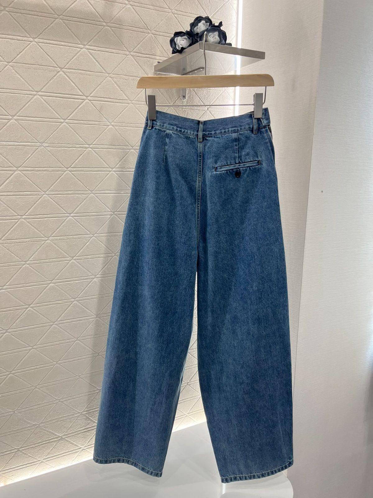 LOEWE タック入りブルーワイドレッグデニム