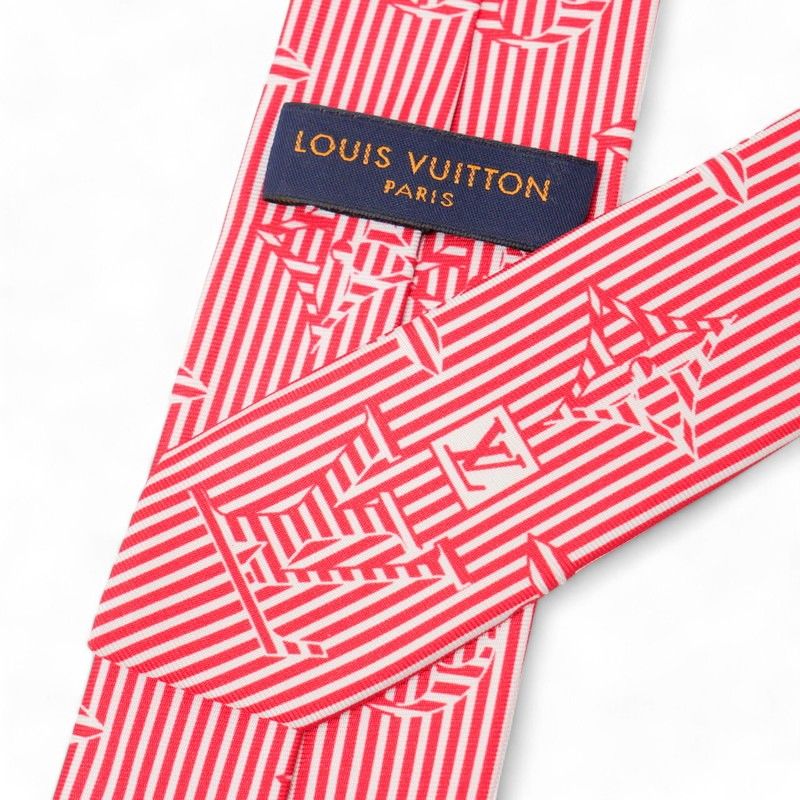 【美品】LOUIS VUITTON ルイヴィトン ネクタイ LV シルク ロゴ 美品】LOUIS VUITTON ルイヴィトン ネクタイ LV シルク ロゴ