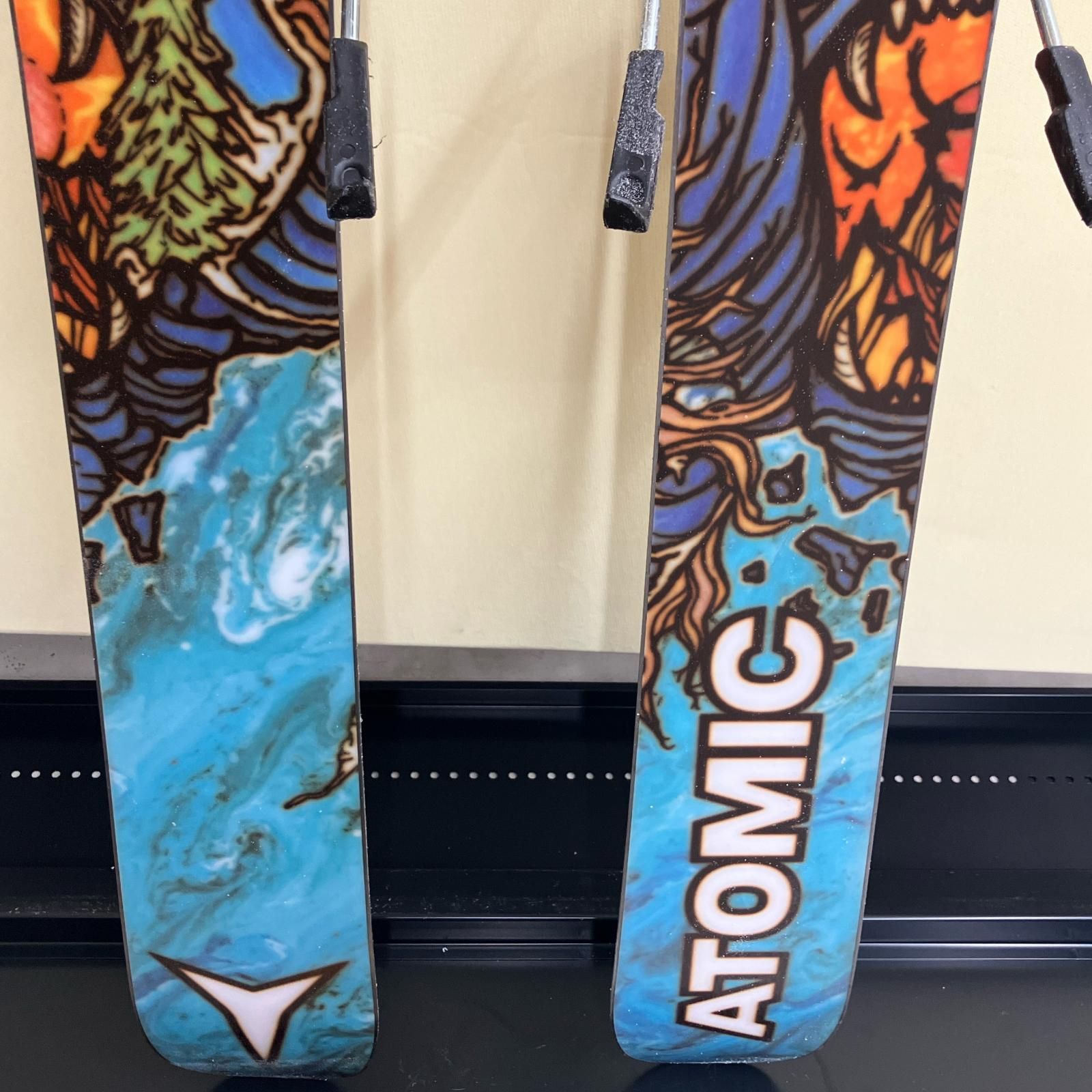 ATOMIC アトミック