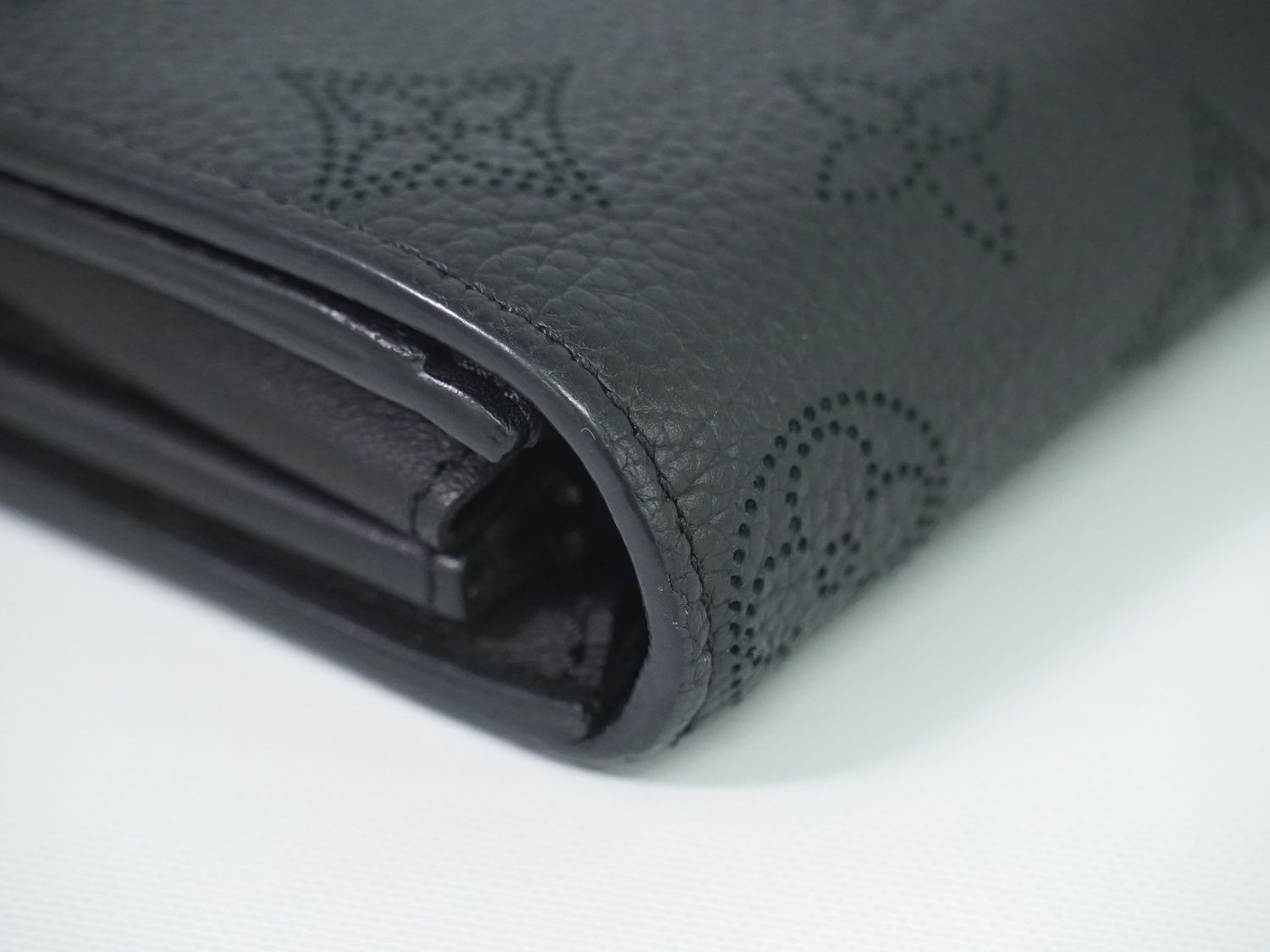 ルイヴィトン ポルトフォイユ イリス マヒナ 黒 ブラック レザー 長