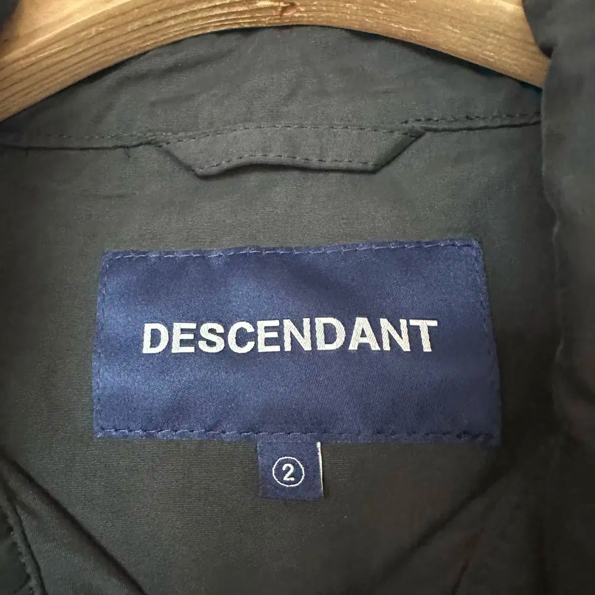 2 ディセンダント ウィンドブレーカー チャコール KANDAIZUMI_COM