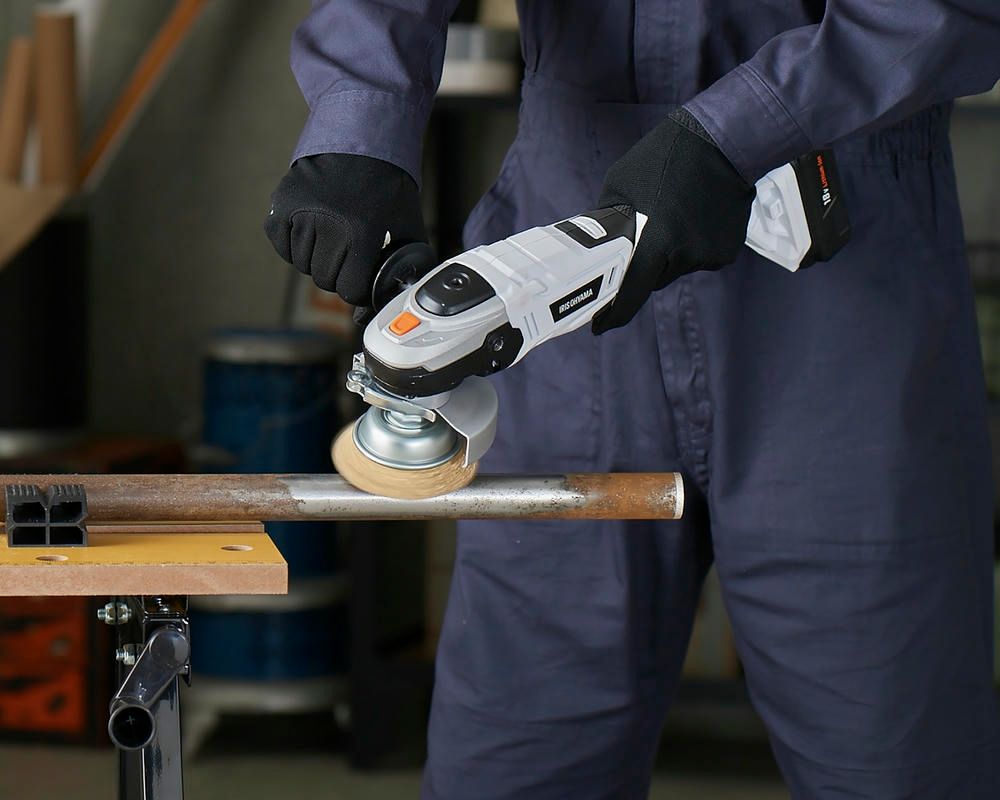 送料無料キャンペーン中！ アイリスオーヤマ 共通バッテリーシリーズ コードレス ディスクグラインダー 18V バッテリー 充電器付き 碇石径100mm 金属木材の研磨 切断 鏡面仕上げ可 ホワイト IRIS OHYAMA JDG100 超レア ニューエラ