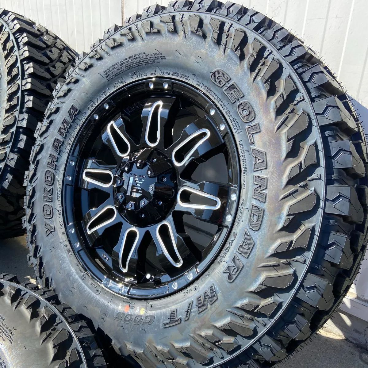 新品 WANAKA 17インチアルミホイール GUN125 ハイラックス TOYO OPEN COUNTRY M/T 265/65R17付き4本セット 150系プラド 6H139.7 トラック