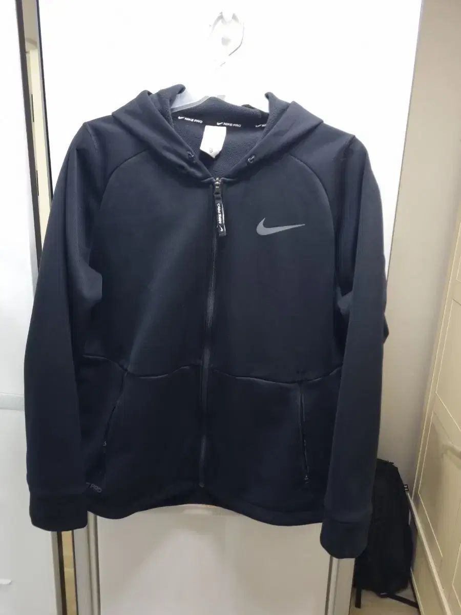 【雷市場（ポンジャン）商品韓国直送】（ XL ） Nike(ナイキ） プロ フード付き ジップアップパーカー
