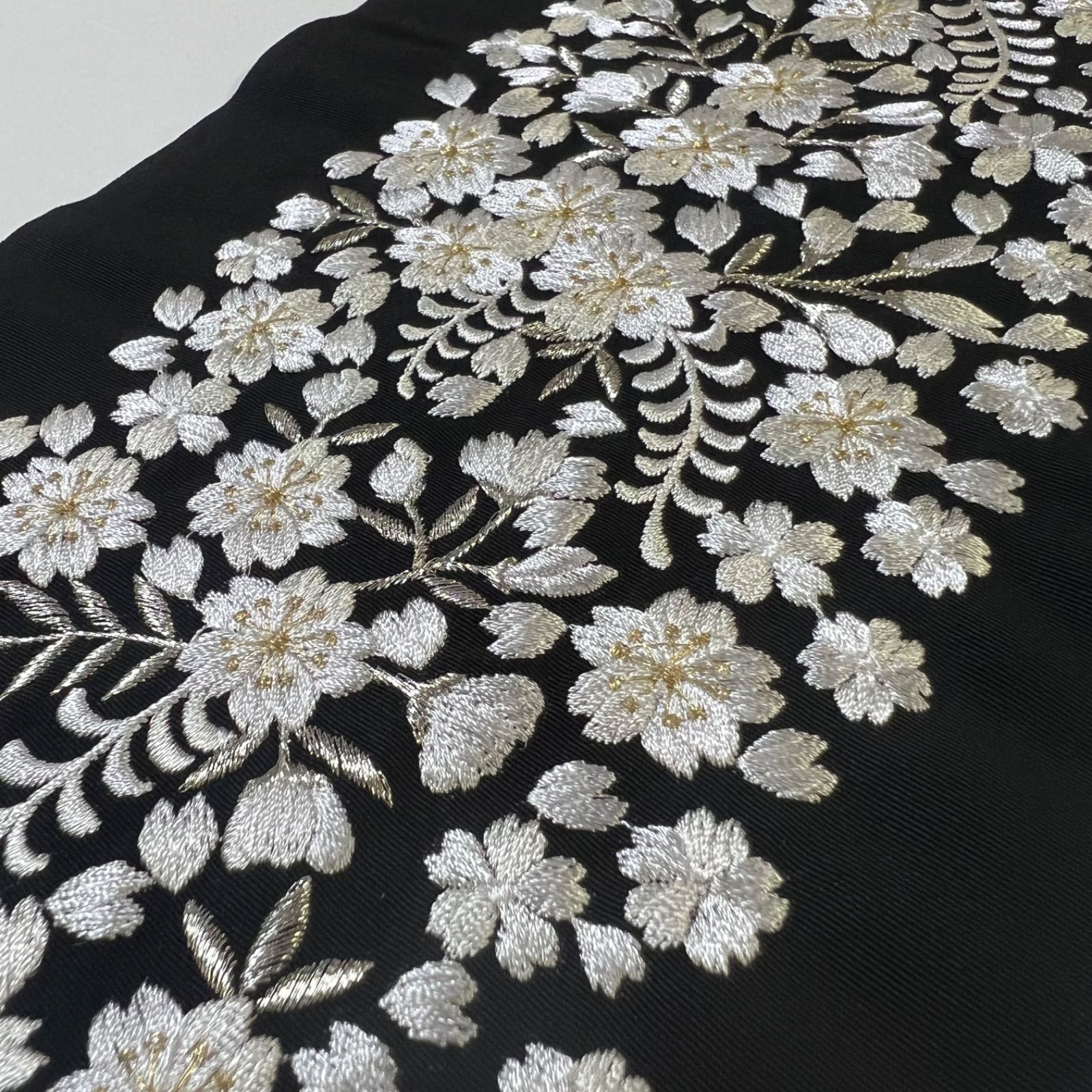L 036 刺繍半衿 黒 白 ゴールド 桜
