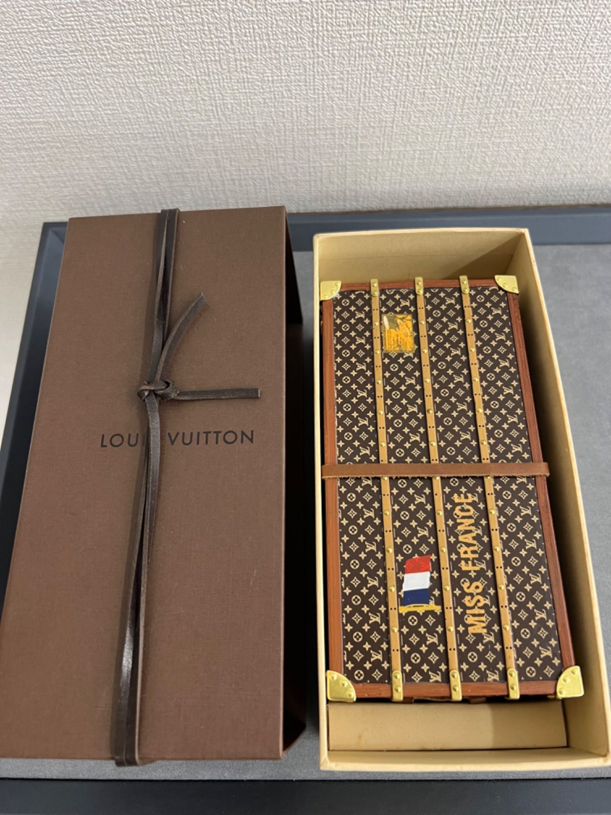 Louis Vuitton ペーパーウェイト　ノベルティ　M99408 LOUIS VUITTON モノグラム M99408トランク型 ペーパーウエイト LOUIS